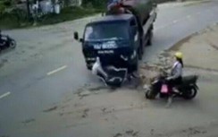 Kinh hoàng cảnh xe tải tông xe đạp điện ngay ngã 4 khiến nam sinh tử vong