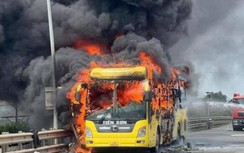 Ô tô chở 46 khách bất ngờ bốc cháy ngùn ngụt ở Thanh Hóa