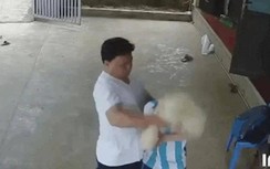 Triệu tập người đàn ông đánh bé trai bạch tạng ở Hà Nội