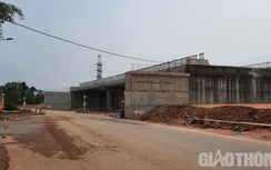 Cầu vượt đường sắt ở Huế lại thi công cầm chừng sau gần 1 năm tái khởi động
