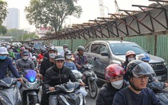 Hà Nội: Dự án thi công "rùa bò", người đi đường khổ sở vì lô cốt