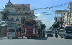 Thái Bình: Cổng bệnh viện thành nơi ô tô đón trả khách, giao thông hỗn loạn