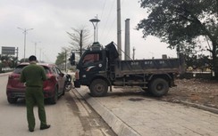 Xử lý xe đổ trộm chất thải ven đường nối cao tốc Hạ Long - Vân Đồn
