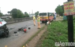 Video TNGT 27/3: Tông vào xe buýt, 2 người trên xe cứu thương nhập viện