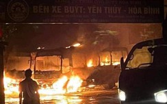 Hai xe buýt bốc cháy ngùn ngụt trong đêm ở Hòa Bình