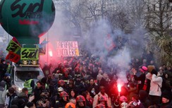 Người biểu tình Pháp chặn đường, đốt xe, đụng độ với cảnh sát