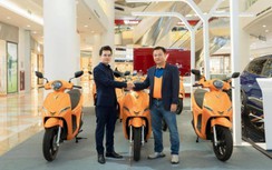 Ahamove mua 200 xe VinFast Feliz S để làm dịch vụ xe máy điện đầu tiên
