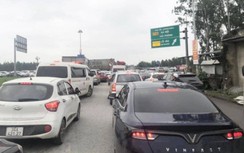 Hải Dương: Hàng dài xe ô tô ùn ứ tại nút giao cao tốc Hà Nội - Hải Phòng