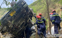 Hiện trường xe tải chở dưa lao vào vách núi ở Phú Yên, 4 người tử vong