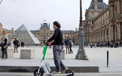 Đa số người Paris sợ xe scooter điện, muốn cấm hẳn