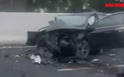 Video TNGT 5/4: Hai xe con va chạm trên cao tốc khiến nam tài xế tử vong