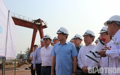 Phó Thủ tướng chỉ đạo nóng khi thị sát Nhà máy đóng tàu Dung Quất