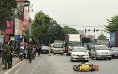 Video TNGT 7/4: Người phụ nữ đi xe máy tử vong sau va chạm với xe tải