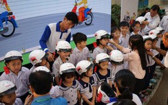 HEAD Sơn Minh trao mũ bảo hiểm cho hơn 500 học sinh tiểu học Bình Chánh