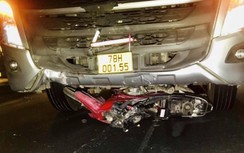 Video TNGT 12/4: Cả người và xe máy nằm dưới gầm xe tải sau va chạm