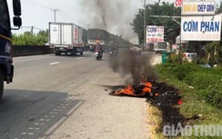 Vợ chồng nam công nhân bất lực nhìn xe máy bốc cháy trên đường về quê