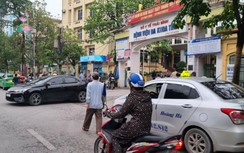 Thái Bình: Xe taxi bủa vây cổng bệnh viện, phớt lờ biển cấm