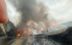 Cháy lớn thiêu rụi 1.700m2 công ty sản xuất va li, túi xách ở Long An