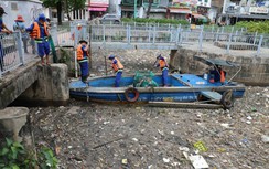 Cận cảnh kênh Nhiêu Lộc - Thị Nghè bị lấp kín bởi xác cá và rác thải