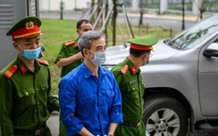 Cảnh sát dẫn giải cựu Giám đốc BV Tim Hà Nội Nguyễn Quang Tuấn hầu toà