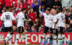 Ngoại hạng Anh: Arsenal tự "bắn" vào chân; MU vươn lên top 3