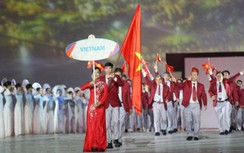 Kình ngư Nguyễn Huy Hoàng cầm cờ Đoàn TTVN tại SEA Games 32