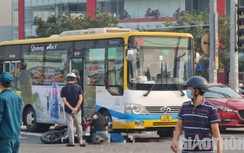 Video TNGT 21/4: Va chạm với xe buýt, cụ bà tử vong thương tâm