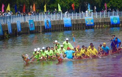 Người dân TP.HCM đội nắng xem đua ghe ngo trên kênh Nhiêu Lộc - Thị Nghè