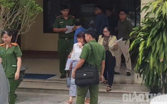 Công an đưa 2 phụ nữ đi sau khi làm việc tại Văn phòng đất đai Quảng Ngãi