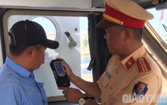 Tuyến đường thủy Sa Kỳ - Lý Sơn: CSGT đo nồng độ cồn lái tàu, thuyền viên