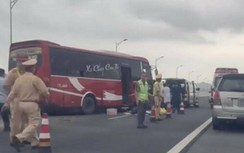 Video TNGT 28/4: Xe khách va chạm xe tải trên cao tốc, 4 người bị thương