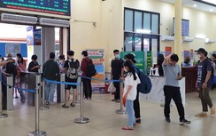 Hành khách ùn ùn đổ về ga Hà Nội trong chiều cuối trước kỳ nghỉ lễ 30/4