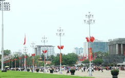 Dòng người xếp hàng vào Lăng Bác, đổ về đông kín các khu vui chơi ở Hà Nội