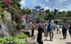 Nghỉ lễ dài ngày, du khách ùn ùn đổ về các khu du lịch ở Đà Nẵng