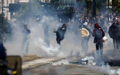 Ảnh: Người biểu tình Pháp đốt xe, ném bom xăng, đụng độ với cảnh sát
