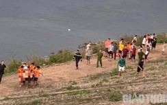Cấp cứu nam thanh niên đuối nước trên sông Đà