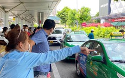 Gần 65.000 người trở về sau nghỉ lễ, taxi sân bay Tân Sơn Nhất xếp hàng dài
