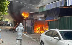 Cháy bãi xe tự phát ở Hà Nội, hàng chục ô tô, xe máy bị thiêu rụi