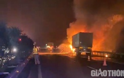 Xe tải bất ngờ bốc cháy dữ dội trên cao tốc Nội Bài - Lào Cai