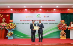 Doanh nhân Đỗ Quang Hiển nhận kỷ niệm chương vì sự phát triển ĐHQG Hà Nội