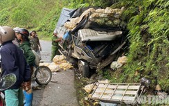 Xe tải bẹp dúm sau tai nạn trên đường Hồ Chí Minh, tài xế thoát chết