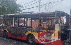 Hà Nội: Xe buýt đang chạy bất ngờ bốc cháy, hành khách hốt hoảng bỏ chạy