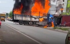 Tài xế kể phút sinh tử cứu xe tải bốc cháy ngùn ngụt