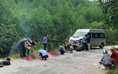 2 người đi xe máy tử vong sau va chạm ô tô khách ở Huế