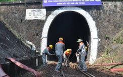 Sửa chữa đường trong hầm đường sắt dài nhất Việt Nam