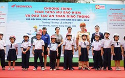 Tưng bừng buổi đào tạo ATGT, trao mũ bảo hiểm ở trường tiểu học Lê Văn Việt