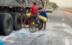 Sự thật clip xe container bị đổ gạo ra đường, người dân đến "hôi của"