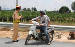 Nhiều người dân cố tình đi xe máy vào cao tốc Vĩnh Hảo - Phan Thiết