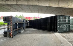 Lại lật xe container dưới gầm cầu Đồng Nai
