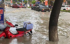 Đồng Nai mưa lớn, nhiều tuyến đường ở Biên Hòa ngập sâu trong nước